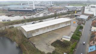 Deze industriële site in Waregem omvat een ruime loods van 2.250 m² (90 m x 25 m) met een vrije hoogte van 9 meter, ideaal voor productie-...