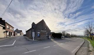 Deze te renoveren, half-open woning bevindt zich op Stadenberg en omvat een grote leefruimte, keuken, toilet, berging, badkamer en 3...