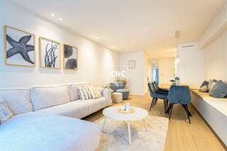 Elegant gerenoveerd appartement op 50 meter van het strandOp een toplocatie tussen het Driehoeksplein en de zeedijk in Knokke vindt u dit...