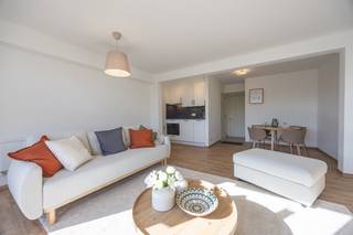 Deze uitzonderlijk lichtrijke studio met <strong>zuidgericht terras </strong>bevindt zich op de achtste verdieping van de stijlvolle Residentie Verdiende Rust (Zeedijk 54), een absolute toplocatie op de zeedijk van Middelkerke. U woont hier letterlijk op de eerste rij aan zee, terwijl de studio aan de achterzijde van het gebouw ligt — waardoor u de hele dag in alle rust geniet van de zon.<br /><br />De ligging is zonder meer uniek. Het strand bevindt zich vlak voor de deur en het nieuwe casino, verfijnde restaurants, trendy boetieks en openbaar vervoer liggen op wandelafstand. Hier combineert u moeiteloos rust, comfort en levendigheid, met alles wat Middelkerke te bieden heeft binnen handbereik.<br /><br />De studio werd<strong> pas volledig gerenoveerd en werd doordacht en functioneel ingedeeld</strong> met maximale aandacht voor licht en ruimtegevoel. De royale leefruimte baadt in natuurlijk daglicht dankzij de grote raampartijen en sluit naadloos aan op het zonnige terras. Binnen en buiten vloeien hier harmonieus in elkaar over, wat zorgt voor een aangename en open woonbeleving.<br /><br />De <strong>volledig geïnstalleerde keuken </strong>is uitgerust met kwalitatieve toestellen en biedt alle comfort om zorgeloos te koken en te genieten.<br /><br />De badkamer beschikt over een <strong>moderne inloopdouche, lavabo en toilet</strong>, stijlvol afgewerkt en praktisch ingericht.<br /><br />Het <strong>zuidgerichte terras van ca. 5 m²</strong> vormt een waardevolle extra buitenruimte waar u in alle privacy kunt ontspannen en genieten van de zon, beschut tegen de zeewind.<br /><br /><strong>Troeven:</strong>
<ul>
	<li>Pas volledig gerenoveerd</li>
	<li>Zuidgericht terras</li>
	<li>Exclusieve ligging op de zeedijk</li>
	<li>Uitstekend potentieel voor vakantieverhuur</li>
	<li>Ideaal als tweede verblijf of investering</li>
</ul>
Deze eigendom verenigt topligging, lichtinval, comfort en rendement in één aantrekkelijk geheel. Perfect als stijlvol tweede verblijf aan zee of als slimme investering met verhuurpotentieel.<br /><br />Bent u op zoek naar een eigendom met uitstraling op een absolute toplocatie? Contacteer ons vandaag nog voor een bezoek en ontdek zelf de charme en mogelijkheden van deze unieke studio.