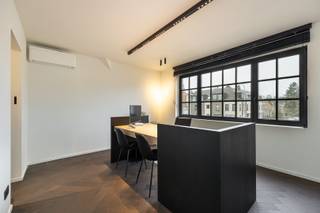Looking for an office that immediately exudes confidence?Welcome to this charming villa on Kapelsesteenweg 266 in Brasschaat.Here you don't rent an...