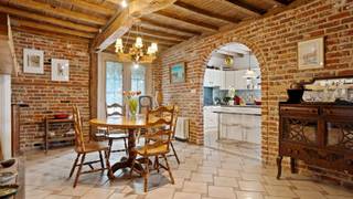Deze karaktervolle vierkantshoeve in het landelijke Heers verenigt authentieke charme met een uitzonderlijk uitbreidingspotentieel. De hoeve vindt haar oorsprong in 1850 en werd doorheen de jaren met veel zorg gerenoveerd, telkens met respect voor de oorspronkelijke architectuur. Zo werden onder meer de funderingen, leefruimtes, badkamer reeds volledig vernieuwd.<br />De woning beschikt over een bewoonbare oppervlakte van 232m² (bron EPC). Het totale bruikbare volume van de hoeve bedraagt circa 350 m² en is gelegen op een mooi perceel van 6are 77ca. Via de inkomhal betreedt u de ruime keuken met ontbijthoek, die aansluit op de gezellige woon- en eetkamer met haardvuur. Aansluitend bevindt zich een lichtrijke tuinkamer met toegang tot twee terrassen en de sfeervolle tuin.<br />Op de bovenverdieping zijn er momenteel twee zeer ruime slaapkamers en een badkamer. Daarnaast is er de mogelijkheid om eenvoudig minstens twee extra slaapkamers te creëren. De twee hoeveschuren en bijgebouwen bieden nog tal van invulmogelijkheden en wachten op een persoonlijke afwerking. Mits enkele energetische optimalisaties vormt deze eigendom een ideale gezinswoning, een kangeroewoning of zelfs een aantrekkelijke B&amp;B-formule.<br /><br />Buitengewone kenmerken:<br /><br />Authentieke vierkantshoeve<br />Circa 350 m² bruikbare oppervlakte<br />Elektriciteit conform<br />Rustige, landelijke ligging<br />Goede bereikbaarheid