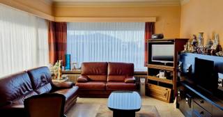 Op de hoek van de Torhoutsesteenweg en de Sint-Elooistraat staat deze vrijstaande modernistische woning uit 1962, vroeger een dagbladhandel. Ze ligt op een ruim perceel van 542 m², met een grote oprit en extra parkeerruimte.<br /><br />Binnen kom je in de inkomhal die uitgeeft op een ruime leefruimte, de keuken met berging en een grote garage met toilet. De voormalige winkelruimte werd ingericht als extra salon, maar kan evengoed dienen als bureau, praktijkruimte of bijkomende slaapkamer.<br /><br />Op de eerste verdieping zijn er drie volwaardige slaapkamers (waarvan twee met balkon en nieuwe PVC-ramen) en een ruime badkamer.<br /><br />De woning kan een opfrisbeurt gebruiken, maar net dat maakt ze interessant. Dankzij de grootte van het huis, het grote perceel, de combinatie wonen/handel en de ligging vlak bij het centrum van Zedelgem ‘De Leeuw’ zijn de mogelijkheden hier bijzonder ruim.<br /><br />Een plek met veel ruimte, karakter en toekomst. Ontdek het zelf.