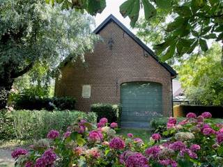 <p>Prachtig landgebouw genaamd "Hof De Vrysele" gelegen te Kontich aan de Groeningenlei 159A met bos en weiland, groot 1ha 03a 76ca.</p><p><br /> </p><p><u>Gelijkvloers </u></p><ul><li>Ruime living (±94m²) met panoramisch raam en open trap naar  verdieping</li><li>Keuken (­±5,5m²) met spoelbak, keramische kookplaat en dampkap</li><li>Technische ruimte (±7,5m²) met wasplaats, lavabo, boilerplaats</li><li>Wc-ruimte met berging / lavabo (±6m²)</li><li><p>Veranda (±13,7m²)</p><p><br /> </p></li></ul><p><u>Eerste verdieping</u></p><ul><li>Overloop met velux (± 28.5m²)</li><li>Slaapkamer 1 met velux (± 16.5m²)</li><li>Slaapkamer 2 met velux (± 43.5m²)</li><li>Badkamer 1 (± 10m²) met ligbad, dubbele lavabo en wc</li><li>Badkamer 2 (± 8m²) met ligbad, dubbele lavabo en wc</li></ul><p><br /> </p><p><u>Algemene info</u></p><ul><li>Houten buitenschrijnwerk met isolerend glas</li><li>Pannendak met veluxen</li><li>Elektrische vloerverwarming met elektrische  en accumulatieverwarming</li><li>Waterleiding</li><li>Stedenbouwkundige bestemming: agrarisch gebied / parkgebied</li><li>Bouwvergunning: functiewijziging naar eengezinswoning vergund 16/03/2026</li></ul>
