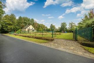 Op zoek naar een ruime bouwgrond waar u uw droomwoning volledig naar eigen smaak kunt realiseren? Dit royale perceel van ca. 1.370 m² in Rommersheide biedt u ruimte, privacy en een uitzonderlijk potentieel.<br />Het perceel is gelegen binnen het BPA Recreatief Woongebied, zone voor Wonen in het Groen A. Zowel bouwen en permanent wonen als het gebruik als weekendverblijf of tweede verblijf zijn volgens de geldende voorschriften mogelijk.<br /><br />De bouwvoorschriften laten de realisatie toe van een vrijstaande eengezinswoning met een maximale bebouwde grondoppervlakte van 80 m². Daarnaast is een garage of bijgebouw van maximaal 20 m² toegestaan.<br />Met twee bouwlagen en een maximale nokhoogte van 7,5 meter kan een woonoppervlakte van ruim 140 m² worden gerealiseerd. Een kelder tot 20 m² behoort eveneens tot de mogelijkheden.<br />Dankzij de royale perceeloppervlakte blijft er rondom de woning volop ruimte over voor een fraaie tuin, zonnig terras en een groene, private buitenomgeving.<br /><br />Bouwmogelijkheden:<br />Perceeloppervlakte: ca. 1.370 m²<br />Straatbreedte: ca. 26 meter<br />Vrijstaande eengezinswoning<br />Maximale bebouwde grondoppervlakte: 80 m²<br />Garage/bijgebouw: max. 20 m²<br />Kelder: max. 20 m²<br />Twee bouwlagen mogelijk<br />Maximale nokhoogte: 7,5 meter<br />Ruim 140 m² woonoppervlakte mogelijk<br />Inplanting op minimaal 6 meter achter de voorste perceelsgrens<br />Minimaal 3 meter afstand van de zijperceelsgrenzen<br /><br />Groen en toch vlot bereikbaar:<br />Rommersheide staat garant voor een rustige en groene woonomgeving, terwijl belangrijke verbindingswegen vlot bereikbaar zijn. Brasschaat, Sint-Job-in-'t-Goor en de E19 bevinden zich op korte afstand.<br />Een ideale ligging voor wie dagelijks wil genieten van rust en groen, zonder de bereikbaarheid uit het oog te verliezen.<br /><br />Een perceel met mogelijkheden:<br />Een uitzonderlijk ruime bouwgrond, een groene setting en de mogelijkheid om een woning volledig af te stemmen op uw eigen wensen en levensstijl.<br />Hier krijgt u niet zomaar de kans om een woning te kopen, maar om uw toekomstige thuis van de eerste steen af vorm te geven.<br /><br />Interesse? Contacteer ons voor meer informatie of plan een bezoek.<br />📩 info@wellimmo.net<br />📞 03/225 00 68