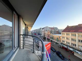 <p><span>Gezellige studio met slaaphoek</span></p><p><span>Zuid gericht in de winkelstraat op de vierde verdieping</span></p><p><span> </span></p><p><span>Inkomhal met slaaphoek (stapelbed)</span></p><p><span>Badkamer met douche - wastafel en toilet</span></p><p><span>Leefruimte met open keuken</span></p><p><span>Zonneterras</span></p><p><span> </span></p><p><span>Gemeubeld</span></p><p><span> </span></p>