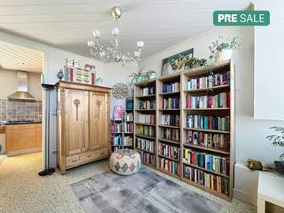 Bent u op zoek naar een gezellige woning op een toplocatie? Deze charmante stadswoning uit 1900 in het centrum van Deinze is een echte buitenkans. Gelegen in de Kattestraat woont u hier nabij scholen, winkels, openbaar vervoer en op slechts 10 minuten wandelen van het recreatiedomein De Brielmeersen.De woning onderscheidt zich door verschillende recente vernieuwingen. In 2016 werd het volledige dak vernieuwd, waarbij ook de nodige isolatie en nieuwe dakpannen werden geplaatst. Recent, in 2026, werd een nieuwe badkamer geïnstalleerd. Daarnaast is de gevel fris geschilderd en het terras netjes aangelegd.Bij het betreden van de woning komt u in de lichtrijke leefruimte. De aanwezige gaskachel zorgt hier voor een efficiënte en gezellige verwarming. De aansluitende ruimtes zijn praktisch ingedeeld, waardoor de 100 m² aan bewoonbare oppervlakte optimaal wordt benut. Op de eerste verdieping bevinden zich twee slaapkamers en een dressing.Kortom, of u nu zoekt naar een nieuwe thuis voor uzelf of een waardevaste investering, deze woning, vinkt alle vakjes af.De eigendom wordt aangeboden via de Pre-sale formule. Op 13/05/2026 tussen 16:00 en 18:00 kan u de woning op afspraak komen bezichtigen en een bod uitbrengen. De vermelde prijs is een instelprijs. Voor meer info, gelieve contact op te nemen met de dossierverantwoordelijke.Bestuursmaatregelen in het maatregelenregister: nee