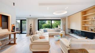 Deze recent gebouwde woning (bouwjaar 2023) bevindt zich in een mooi woonerf in het gezellige Ramskapelle (Knokke-Heist). Het huis beschikt over...