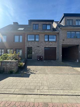 Dit appartement is gelegen in een zeer rustige straat!! Klein gebouw bestaande uit slechts 3 appartementen. Alle meters van gas, water...