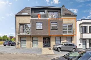 <p>In een doodlopende straat nabij het centrum van Ninove bevindt zich <strong>dit ruime appartement op de eerste verdieping</strong>. Het gebouw omvat zeven appartementen en dateert van 2006/2007. Winkels, scholen en openbaar vervoer bevinden zich in de nabijheid. Een grote troef is <strong>de rustige living</strong> nabij weilanden en toch ook onmiddellijke toegang naar verbindingswegen en het centrum. U komt het appartement binnen via de inkomhal en loopt zo door naar de gezellige living met deels vernieuwde keuken. Verder vinden we een ruime berging/kamer, een badkamer, een toilet, <strong>twee slaapkamers en een ruim terras.</strong> Het appartement beschikt over <strong>een balkon en een autostaanplaats</strong>. Lift aanwezig - CV op aardgas - Buitenschrijnwerk in aluminium en dubbel glas - <strong>EPC B. </strong>(Maatregelenregister en stedenbouw in aanvraag).</p>