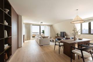 Voor wie op zoek is naar comfortabel en hedendaags wonen in een aangename omgeving, stellen wij dit nieuwbouw dakappartement voor, gelegen in Zandhoven. U bevindt zich op slechts enkele minuten stappen van het centrum, maar kan wel genieten van de rustige straat. <br />Dit appartement combineert moderne architectuur met een doordachte indeling en biedt de ideale woonoplossing voor wie ruimte, licht en wooncomfort weet te waarderen.<br /><br />Met een bewoonbare bruto oppervlakte van 150 m² geniet u hier van een lichtrijke en aangename leefomgeving. Bovendien krijgt de koper de mogelijkheid om de afwerking nog naar eigen smaak te bepalen, waardoor u het appartement volledig kan inrichten volgens uw persoonlijke woonstijl.<br /><br />Via de inkomhal bereikt u de ruime leefruimte met zithoek en eethoek. De keuken is aansluitend aan de eet-woonkamer, met directe toegang tot het grote terras, doch staat niet in het zicht. Naast de keuken bevindt zich de berging.<br />Dankzij de grote raampartijen geniet deze ruimte van een overvloed aan natuurlijk licht, wat zorgt voor een open en warme sfeer. U kan zowel vanuit de leefruimte als de keuken naar het grote terras.<br /><br />Het appartement beschikt over drie slaapkamers, waarvan één voorzien is van een geïntegreerde dressing ( en mogelijkheid tot extra badkamer) Daarnaast is er een badkamer en een technische ruimte aanwezig, wat zorgt voor praktische opbergruimte. Het appartement wordt verwarmd via een energiezuinige warmtepomp in combinatie met vloerverwarming.<br /><br />Dit nieuwbouwappartement wordt niet verkocht onder de Wet Breyne, maar biedt kopers wel de mogelijkheid om de afwerking nog naar eigen smaak te kiezen.<br /><br />Bijkomend is er een kelderberging inbegrepen en is er de mogelijkheid om optioneel een staanplaats (€15.000) of carport (€20.000) aan te kopen. <br /><br />Een ideale opportuniteit voor wie op zoek is naar een modern en energiezuinig appartement op een aangename locatie in Zandhoven, met vlotte verbindingen en voorzieningen in de nabije omgeving.<br /><br />Inlichtingen in aanvraag. Verkoop onder btw op constructie en registratierechten op grondaandeel. E-peil maximum 30.<br /><br />Interesse? Neem gerust contact met ons op voor meer informatie of een bezoek ter plaatse.<br />*Renders ter illustratie