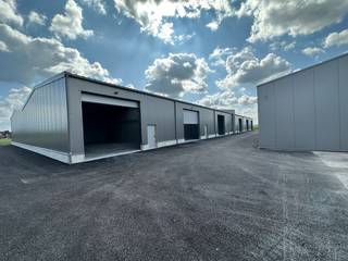 Gloednieuwe KMO-unit met een oppervlakte van 172 m² te koop langs de bedrijvige Heirbaan, nabij de Harelbeekstraat die na +/- 2 km verbinding...