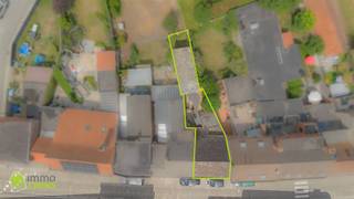 <p>Deze eigendom, gebouwd in 1930, biedt een unieke combinatie van wonen en werken. Met een bewoonbare oppervlakte van 170m² en een perceel van 190m² is dit handelshuis ideaal voor wie een commerciële activiteit wenst te combineren met comfortabel wonen. Dankzij de centrale ligging in Moerzeke/Kastel geniet u van een vlotte bereikbaarheid en een goede visibiliteit.</p><p><br /><strong><u>GLV</u></strong><br />Bij het binnenkomen bevindt zich de commerciële ruimte (vroeger frituur), die naar eigen wens kan worden ingevuld. Achterliggend vinden we een leef- en zitruimte, een aparte keuken, een praktische berging en een achterliggende tuin – een aangename buitenruimte met tal van mogelijkheden.</p><p><br /><strong><u>1steV</u></strong><br />De eerste verdieping biedt plaats aan twee volwaardige slaapkamers en een kleinere kamer. Momenteel zijn de wanden uitgebroken, waardoor u de indeling volledig naar eigen smaak kan bepalen en de ruimtes flexibel kan inrichten.</p><p><br /><strong><u>Extra troeven</u></strong><br />– Centrale ligging in Moerzeke/Kastel<br />– Mogelijkheid tot combinatie wonen & werken<br />– Flexibele indeling op de bovenverdieping<br />– Handelshuis met potentieel</p><p>Maak nu uw afspraak. Laat u verrassen en vraag vandaag nog uw persoonlijk bezoek aan.<br />T. 052 55 55 55 – 0479/36.88.14 – info@immotwins.be - maxime@immotwins.be – www.immotwins.be</p>