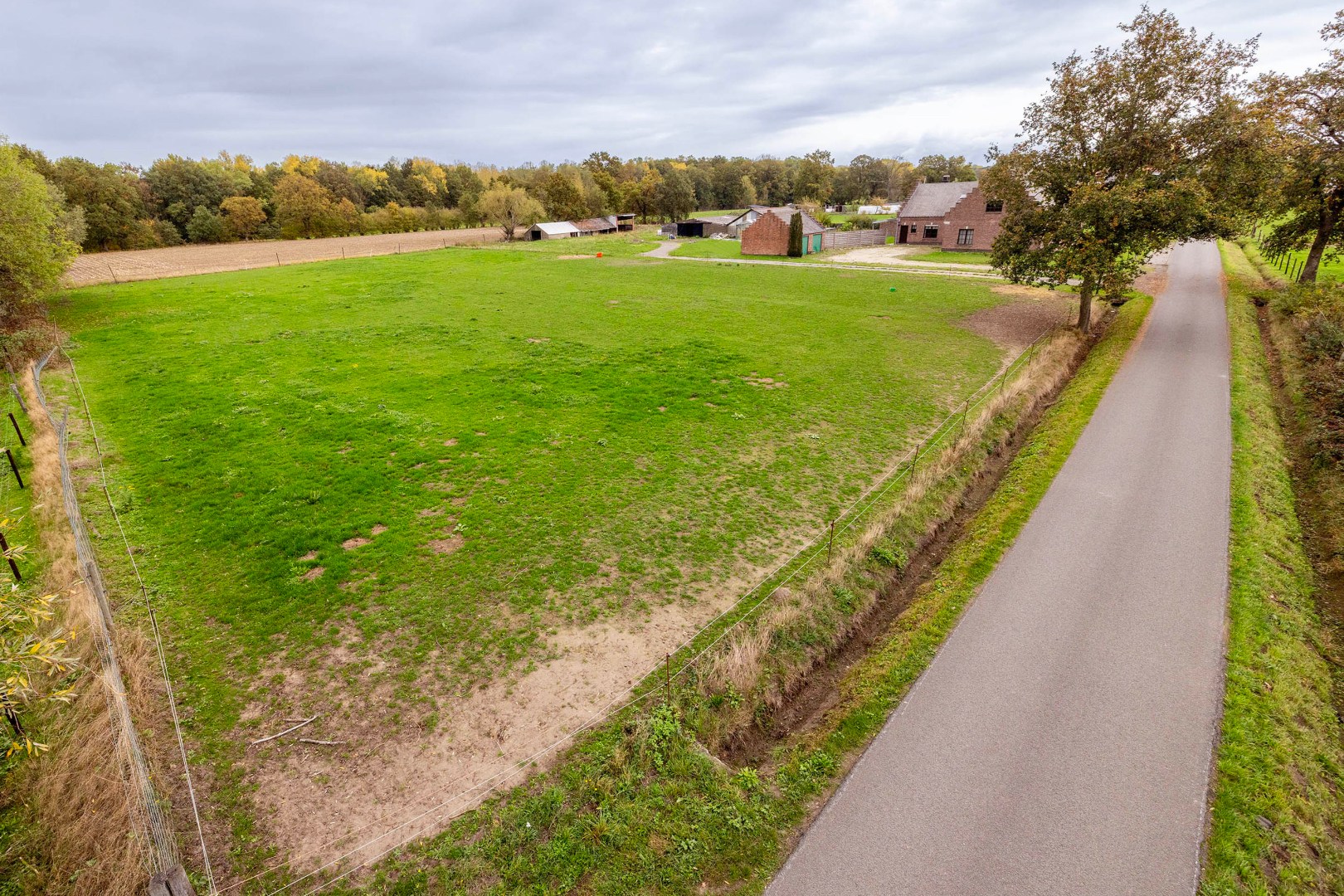 Landelijk gelegen woning met weiland op 90a 35ca - foto 3