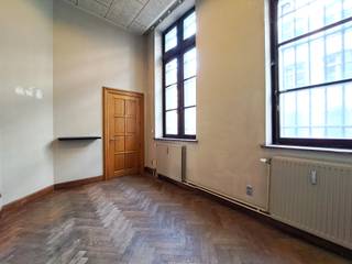 <p><strong>Kantoor op toplocatie? Absoluut!</strong></p><p>Op zoek naar een compacte, centraal gelegen kantoorruimte in het hart van Lier? Dan is deze kantoorruimte in het historische gebouw ‘De Oude Post’ misschien wel jouw nieuwe werkplek!</p><p><strong>Werken in hartje Lier</strong></p><p>De kantoorruimte bevindt zich op de gelijkvloerse verdieping en heeft een oppervlakte van ongeveer 13 m² (2,9 m x 4,5 m). Dankzij de parketvloer krijgt de ruimte meteen een warme en verzorgde uitstraling.</p><p>De ligging is alvast een grote troef: je bevindt je op wandelafstand van de Grote Markt en alle voorzieningen die het centrum van Lier te bieden heeft. Ook het openbaar vervoer bevindt zich op wandelafstand, waardoor de kantoorruimte vlot bereikbaar is voor jou, klanten en medewerkers.</p><p><strong>Praktisch? Check!</strong></p><p>Er zijn aparte gemeenschappelijke toiletten, waarbij één toilet rolstoeltoegankelijk is. Achteraan het gebouw en/of op de eerste verdieping kan je gebruikmaken van een gemeenschappelijke kitchenette.</p><p>Ook parkeren is geen probleem: op amper enkele tientallen meters vind je een openbare ondergrondse parking. Handig voor jezelf én voor klanten die langskomen!</p><p><strong>Wat kost dat?</strong></p><p>Huurprijs: € 325/maand<br />Voorschot vaste kosten: € 60/maand</p><p>Het voorschot van € 60 omvat een bijdrage voor water, gas en elektriciteit. Deze kosten worden jaarlijks afgerekend op basis van het effectieve verbruik.</p><p>De kantoorruimte is onmiddellijk vrij.</p><p>Klaar om jouw nieuwe werkplek in hartje Lier te ontdekken? Lier@ugly.be</p>