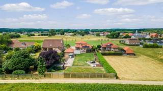 De woning is gunstig gelegen op fietsafstand van het dorpscentrum en combineert een rustige woonomgeving. De ligging heeft een vlotte bereikbaarheid aan alle dagelijkse voorzieningen. Nabij gelegen is er de autostrade richting Leuven en Hasselt.<br /><br />Deze woning gebouwd in 1992 is uiterst goed onderhouden en is voorzien van alle comfort zowel binnen als buiten. Buiten is er zelfs de opportuniteit om een zwembad te plaatsen iets dat vandaag niet overal vanzelfsprekend is.<br /><br />Ideale verbinding naar Leuven, Hasselt, Brussel.<br /><br />Bij het betreden van de woning komt u in een elegante inkomhal met gastentoilet en prachtige eikentrap, De open leefruimte met geïntegreerde keuken en zithoek straalt ruimte en gezelligheid uit. Aansluitend aan de keuken bevindt zich een praktische berging met rechtstreekse toegang tot de volledig onder kelderde woning en extra opbergmogelijkheden biedt. In de sfeervolle leefruimte zorgt een pelletkachel voor aangename warmte en een huiselijke ambiance. Op het gelijkvloers vindt u bovendien een functionele badkamer, een bureauruimte en een slaapkamer.<br /><br />De eerste verdieping beschikt over twee volwaardige slaapkamers en een tweede toilet.<br />Verder is er een afzonderlijke garage voor één wagen. De ruime oprit biedt plaats aan maar liefst zes extra voertuigen wat zorgt voor voldoende parkeergelegenheid.<br /><br />De woning beschikt over een mooie zuidoostelijk georiënteerde tuin met achteraan een charmante pergola, ideaal om tijdens de zomermaanden te ontspannen. Daarnaast is er een geboorde regenput aanwezig.<br />Tot slot is het perceel eveneens bereikbaar via de achterzijde.<br /><br />Interesse in deze woning? Neem gerust contact op voor een bezichtiging.<br />Contacteer Raf 0475 52 00 14 of Raf@lotemvastgoed.be<br /><br />Ook jou woning verkopen neem vrijblijvend contact op 0475 52 00 14 <br />