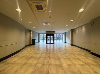 Gelijkvloers handelspand (GEEN HORECA!) te huur in Sint-Niklaas, centraal gelegen nabij de vernieuwde Grote Markt. Het pand heeft een oppervlakte van 284 m² en is ideaal geschikt voor een winkelpand, kantoren of een kapperszaak. Er zijn 3 afzonderlijke toiletruimtes aanwezig. Dankzij de uitstekende ligging geniet dit pand van een goede zichtbaarheid en bereikbaarheid.