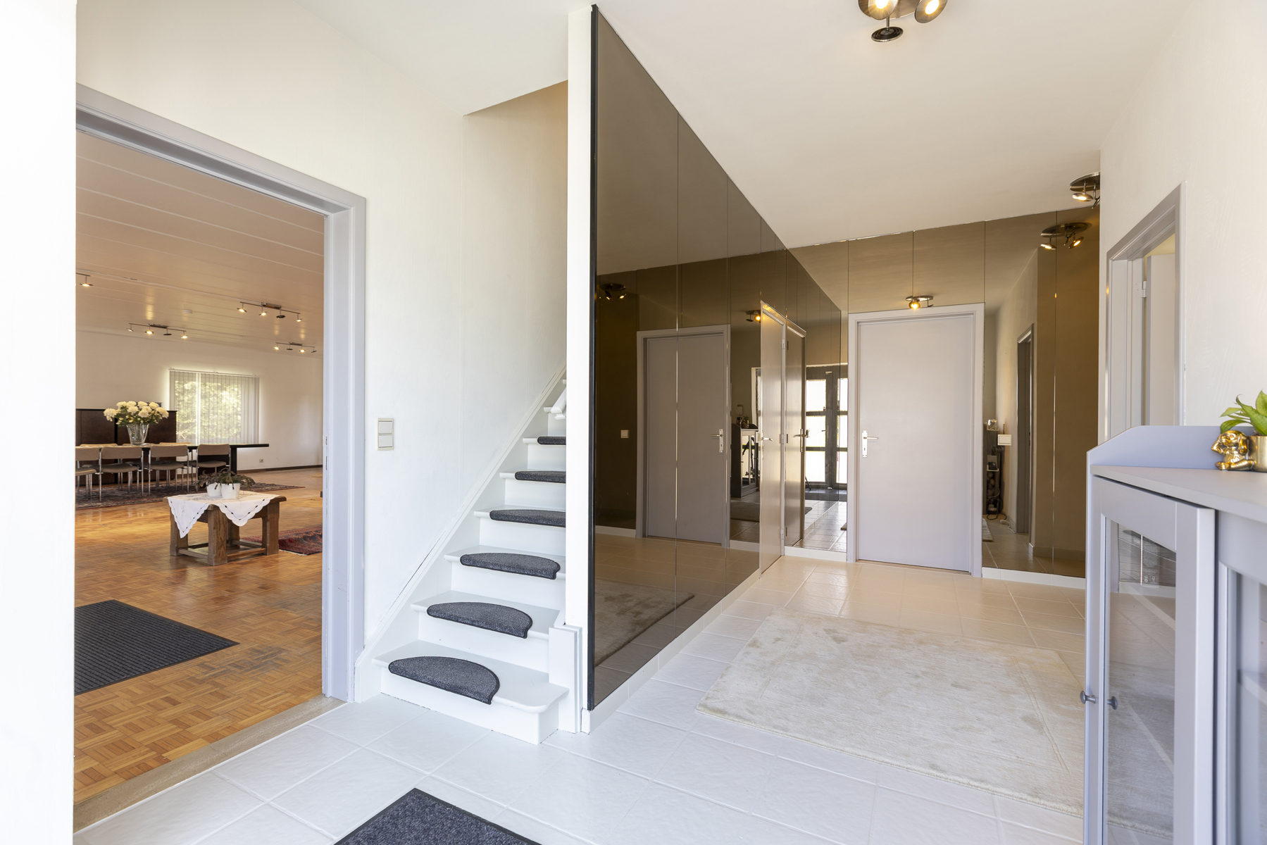 Groot bureel (488m²) met werkhuis/atelier en woonst (250m²). - foto 4