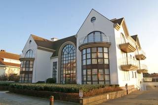 TE HUUR: Gesloten garagebox in een residentie op de Kustlaan nabij de minigolf!Niveau: -1Afmetingen: 2m88 breed 5m50 diep...