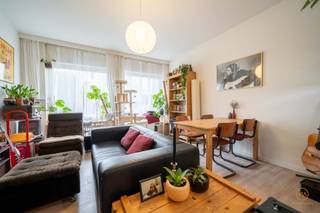 <p><span>Gerenoveerd gelijkvloers appartement in Topwijk</span></p><p><span> </span></p><p><span>Op zoek naar een rustig gelegen appartement om te wonen of te studeren nabij parken, Scholen, openbaar vervoer en invalswegen? en dat in een hyper residentiële woonwijk? </span></p><p><span>Het appartement werd in 2023 volledig gerenoveerd en bestaat uit een inkomhal en WC, een  gezellige super lichtvolle leefruimte met open ingerichte keuken, achteraan vinden we de ruime slaapkamer en een douchekamer. </span></p><p><span>In de kelder is een privatieve wasplaats en kan een fietsparking gehuurd worden (€10/mnd), er is ook een mogelijkheid een parkeerplaats te huren of te kopen. Ook als investering (rendement  van 4,5%) is dit appartement ideaal (Momenteel stabiel verhuurd of vrij ten laatste in november)</span></p><p><span> </span></p><p><span>Contacteer ons voor meer info of een bezoek VIA 03 400 43 23</span></p><p><span> </span></p><p><span>+ Unieke residentiële buurt (Markgrave)</span></p><p><span>+ Nabij invalswegen, openbaar vervoer e.a. faciliteiten</span></p><p><span>+ Gelijkvloers appt</span></p><p><span>+ Totaalrenovatie 2023</span></p><p><span>+ Elek. conform</span></p><p><span>+ Hedendaags comfort</span></p><p><span> </span></p>