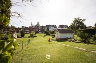 Ideale gezinswoning, direct bewoonbaar. Deze woning ligt in een doodlopende straat en profiteert van een rustige en veilige omgeving, met bovendien een nieuw speelplein voor de kinderen uit de buurt, waar ze in alle rust en veiligheid kunnen spelen. Een grote tuin biedt nog meer mogelijkheden. De woning is degelijk gebouwd met betonnen tussenvloeren. Zeer mooie lichtinval dankzij de gunstige ligging.Op de begane grond bevinden zich een mooie open ruimte, een toilet en het trappenhuis; op de eerste verdieping zijn er 3 slaapkamers en een badkamer.In de kelder bevinden zich een garage en kelders die via de achterzijde, richting de tuin, toegankelijk zijn.Dit huis is in 2018 gedeeltelijk gerenoveerd (keuken, badkamer, geïsoleerd dak, geïsoleerde spouwmuren … elektrische installatie voldoet aan de voorschriften). Centrale verwarming op gas (condensatieketel uit 2011).U beschikt tevens over 3 parkeerplaatsen buiten. Goede ligging ten opzichte van de uitvalswegen en het centrum van Halle.