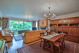 Op een uitstekende locatie in Mortsel, vinden we dit ruim en verzorgd 3-slpk hoekappartement met garagebox, 3 terrassen en een unieke parktuin!...
