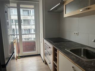 Leuk appartement op wandelafstand  van station Sint-Pieters te Gent.Ruime inkomhal met ingemaakte kasten, lichtrijke leefruimte, ingebouwde keuken,...