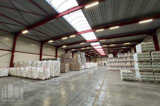 Vlot bereikbare logistieke ruimte van <strong>10.153 m²</strong> (eventueel met 533 m² kantoren) op amper +/- 1 km van de N16 met een vlotte verbinding naar zowel de A12 en de E17.<br /><br />Het magazijn met een vrije hoogte van maar liefst 8,04m is voorzien van<strong> laadkades </strong>met docklevellers, een sectionale poort (4m B x 4,5m H) en een centrale lichtstraat. Verder is de opslagruimte uitgerust met een geïsoleerde steeldeck, polybetonvloer, TL-armaturen en aerothermen op gas.<br /><br />De instapklare kantoren situeren zich in het aanpalende gebouw en zijn verdeeld over gelijkvloers en de 1e verdieping. Aanwezigheid van o.a. een open space met afzonderlijke burelen, airco, kitchenette en sanitair.<br /><br />Ruime parkeer- en manoeuvreerruimte op de verharde site.<br /><br />Contacteer <strong>PANORAMA B2B</strong> voor bijkomende inlichtingen, plannen of een vrijblijvend plaatsbezoek<strong> 03 225 03 03</strong>.