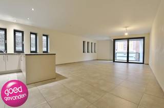 Erg mooi appartement in het hart van de stad met 2 slaapkamers en een leuk zuid-gericht terras, gelegen op de eerste verdieping.LIFT AANWEZIG !Dank...