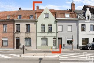 Langs de Meenseweg te Ieper vinden we deze te renoveren woning.Dankzij de centrale locatie is deze woning heel vlot bereikbaar naar de Grote Markt, de ring van Ieper en andere faciliteiten zoals supermarkten, scholen...De woning geniet ook van een uitweg die uitkomt in de Robrecht van Bethunelaan.Indeling:GLV: Inkom - leefruimte opgedeeld in 2 delen - keuken - verranda - apart toilet - bergruimte - badkamer met douche - tuin met koterij en uitwegV+1: Nachthal - 2 slaapkamers waarvan 1 met doorgang naar een badkamerV+2: Nachthal - 2 slaapkamersV+3: ZolderExtra's:* Kachel op stookolie* Uitweg achteraan de woning* Renovatieplicht van toepassing* Zeer centrale locatie* EPC: EDit pand kan onderhevig zijn aan de renovatieverplichting die door de Vlaamse overheid wordt opgelegd voor residentiële gebouwen.Consulteer voor meer informatie de website van het Vlaams Energie- en Klimaatagentschap via https://www.vlaanderen.be/een-woning-kopen/renovatieverplichting-voor-residentiele-gebouwen-vanaf-2023.