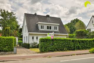 <p><span>Op de grens van Kontich en Hove bieden wij u deze charmante open bebouwing op een zuidoost gericht perceel van 589 m².</span></p><p><span>Deze locatie biedt u in de directe nabijheid grote verbindingswegen, winkels, scholen, openbaar vervoer, enzovoort. Achteraan is er een servitudeweg die rechtstreekse doorgang geeft naar de Vredestraat en de rustige woonwijken van Hove alsook een veilige fietsverbinding naar het treinstation.</span></p><p><span> </span></p><p><span>De woning werd gebouwd in 1952 en heeft een degelijke basis structuur. Ze kan een grondige opfrissing gebruiken doch onderging reeds enkele belangrijke updates:</span></p><p><span>In 2012 werd er een nieuw dak geplaatst, er liggen 11 zonnepanelen en de verwarming loopt op een zuinige condensatieketel van 2023. Verder zijn er pvc-ramen met dubbele beglazing (1992). Alles tesamen resulteert dit in een EPC met C-label. </span></p><p><span>De elektriciteit dient wel aangepast te worden. </span></p><p><span> </span></p><p><span>Indeling:</span></p><p><span>We betreden de woning via de inkomhal. Hier is een apart gastentoilet en ruimte voor vestiaire.</span></p><p><span>Rechts zien we de ruime woonkamer (39 m²) met grote ramen die zorgen voor veel natuurlijke lichtinval.</span></p><p><span>Aansluitend vinden we de ruime leefkeuken van Dovy (2017) die voorzien is van veel kastruimte en de nodige toestellen.</span></p><p><span>Van hieruit hebben we toegang tot het bankirai terras en de omheinde tuin met poortje naar de servitudeweg.</span></p><p><span>De vrijstaande garage (32 m²) bevindt zich links op het perceel en is toegankelijk via de oprit waar nog gemakkelijk 3 wagens achter elkaar kunnen parkeren.</span></p><p><span>Op het gelijkvloers achteraan vinden we de badkamer (2013) met ligbad, douche en dubbel lavabomeubel.</span></p><p><span> </span></p><p><span>Op de eerste verdieping zijn er 3 slaapkamers, waarvan de grootste eventueel in 2 kan worden opgesplitst. </span></p><p><span>In de nachthal is er eveneens een apart toilet.</span></p><p><span>Tenslotte heeft de woning een kleine kelder en verder kruipruimte onder het volledige gelijkvloers (behalve de keuken).</span></p><p><span> </span></p><p><span>Graag som ik voor u nog even de troeven op van deze charmante woning:</span></p><ul><li><span>Leuk renovatieproject met een degelijke structuur en vernieuwd dak </span></li><li><span>Zuidoost gericht perceel met straatbreedte van 20 meter</span></li><li><span>Ruime vrijstaande garage + oprit voor meerdere wagens</span></li><li><span>Aangename tuin met poortje naar servitudeweg richting Hove</span></li></ul><p><span> </span></p><p><span>EPC: 294 kWh/m² (C-label)</span></p><p><span>Waterinfo: P-score - D | G-score - C</span></p><p><span>Oppervlakte volgens kadaster</span></p><p><span> </span></p><p><span>Voor meer info of een bezoek ter plaatse bel 03/449.42.41 of surf naar <span>www.habicom.be</span></span></p><p><span>Benieuwd naar de waarde van jouw woning? Check het gratis op <span>www.watismijnhuiswaard.be</span></span></p><p><span> </span></p><p><span> </span></p><p><span> </span></p>