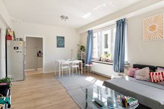 <p>Dit appartement bevindt zich in de befaamde Sint-Andrieswijk, in het gegeerde hart van Antwerpen. Gelegen in een kleinschalig appartementsgebouw, tussen de Grote Markt, het prachtige Koninklijk Museum voor Schone Kunsten, tal van trendy hotspots en culturele trekpleisters, vind je hier de ideale uitvalsbasis om ten volle te genieten van het bruisende stadsleven.<br /><br />Op de tweede verdieping ontdekken we deze lichtrijke woning, waar de inkomhal je verwelkomt en begeleidt naar de zonnige leefruimte. Meteen valt het open en ruimtelijke gevoel op, dankzij de royale raampartijen die zich over de volledige breedte van het appartement uitstrekken. Aansluitend bevindt zich de mooie, moderne keuken, die praktisch werd ingericht en uitgerust is met onder meer een elektrische kookplaat, spoelbak en dampkap.<br /><br />Verder beschikt het appartement over twee comfortabele slaapkamers (16 m² en 8,60 m²) en een verzorgde badkamer. Deze werd uitgerust met een douche, een lavabo in meubel, een toilet en een handdoekradiator. Kortom, de ideale investering of een perfecte uitvalsbasis om optimaal van de stad te genieten.<br /><br /><strong>Maandelijkse kosten</strong> € 100,00<br /><strong>Momenteel verhuurd</strong> à € 750,00/maand wat zorgt voor € 9.000,00 op jaarbasis. Dit resulteert in een rendement van 3 %. De huurder betaald nog € 50,00/maand aan gemeenschappelijke kosten en waterverbruik).<br /><strong>Technische gegevens</strong>: Centrale verwarming op gas (individueel), HR-beglazing in PVC.<br /><strong>Stedenbouwkundige inlichtingen en bodemattest aanwezig. Asbestveilig! Bevindt zich niet in een risicozone voor overstromingen (P- en G-score B). Renovatieverplichting niet van toepassing.</strong></p>