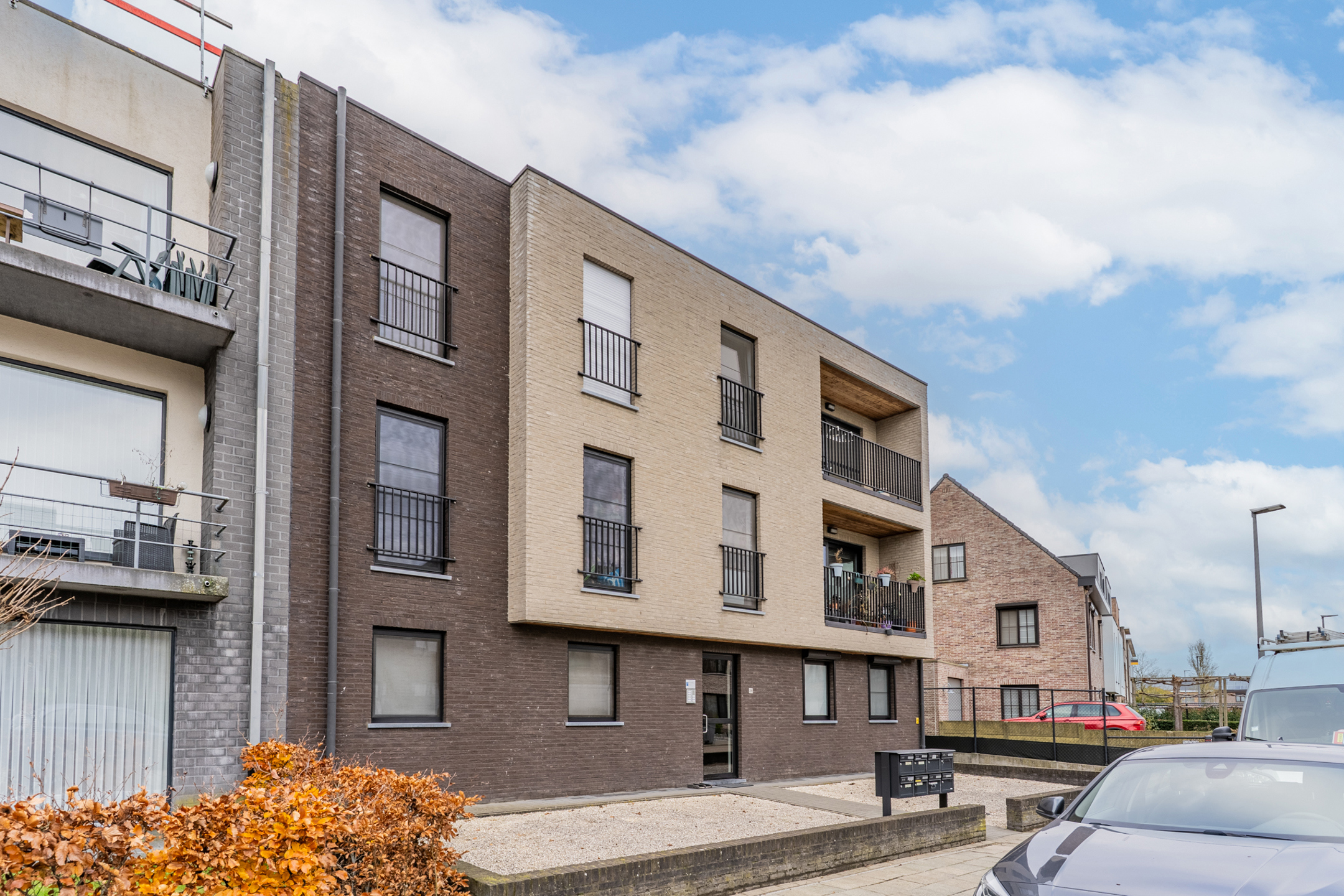 Zeer verzorgd gelijkvloers appartement met aangelegd terras en carport - foto 4
