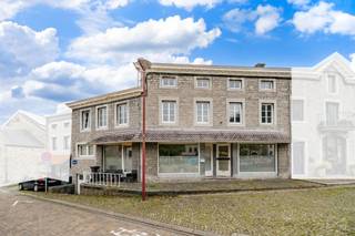 Située en plein coeur de Comblain-au-Pont, grande maison d'habitation avec appartement séparé.Idéale pour une famille recomposée ou famille...