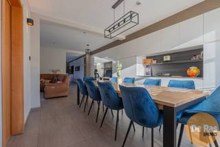 BEZOEKDAG ZONDAG 8/3/26 VAN 10U TOT 12U (enkel op afspraak!)HAALTERT - Deze ruime halfopen bebouwing bevindt zich in Haaltert op een mooi perceel van...