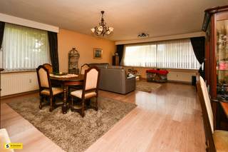 <p><span>Dit ruime appartement van 104m² is gelegen in het hart van Borgerhout en biedt een perfecte combinatie van comfort en praktische indeling. Met 2 slaapkamers en 1 badkamer, is het ideaal voor gezinnen of koppels die op zoek zijn naar een huiselijk thuis.</span></p><p><span> </span></p><p><span>Dit GLV appartement beschikt over een ruime leefruimte met een riante woonkamer waar je volop licht en ruimte geniet dankzij de grote ramen met zicht op gem. zij tuin. Het interieur is voorzien van warme, neutrale kleuren die door het hele appartement lopen. De eetkamer is aansluitend aan het woongedeelte, wat zorgt voor een naadloos samenhangend leefruimte.</span></p><p><span> </span></p><p><span>De keuken is modern en functioneel uitgerust met lichte houten kasten, een greeploze design en een stijlvolle groene accentwand. Alle belangrijke apparaten zijn aanwezig, waaronder een ingebouwde oven en een afzuigkap, wat dit ruimte tot een plezier maakt voor het koken.</span></p><p><span> </span></p><p><span>De twee slaapkamers zijn goed afmeting en zullen zich gemakkelijk inrichten als slaapkamer en/of werkkamer. De badkamer is netjes ingericht en voorzien van een douche in ligbad enkele wastafel, spiegel. Verder een apart toilet.</span></p><p><span> </span></p><p><span>Het appartement bevindt zich in een solide bakstenen flatgebouw met een goed onderhouden gevel. De locatie in Borgerhout is ideaal met nabijheid tot winkels, openbaar vervoer en diverse voorzieningen. Parkeren is mogelijk op straat, wat gemakkelijk is voor dagelijkse behoeften.</span></p><p><span> </span></p><p><span>Bovendien hebben we het genot gebruik te maken van de gem. riante tuin, aangelegd met struiken, bomen en perken.</span></p><p><span> </span></p><p><span>Tevens de mogelijkheid optioneel inpandige afgesloten garage aan te kopen voor een bedrag van 25.000 euro.</span></p><p><span> </span></p><p><span>Dit eigendom is een uitstekende investering voor wie op zoek is naar een comfortabele en goed gesitueerde woning in Borgerhout.</span></p>