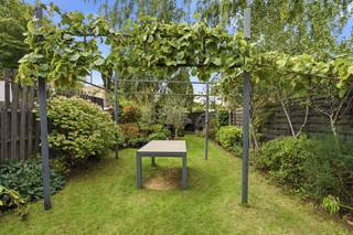 <p>Wie veel ruimte zoekt en wonen graag combineert met een zelfstandige activiteit, atelier, hobby of opslag, ontdekt in deze woning bijzonder veel mogelijkheden. De eigendom ligt op een perceel van 236 m² en beschikt over een bruikbare vloeroppervlakte van 313 m².</p><p>Op het gelijkvloers bevinden zich een inkomhal, een ruime garage, een polyvalente ruimte/winkelruimte/praktijk, een tweede keuken, een wasplaats en een royale berging. Deze verdieping leent zich uitstekend tot een praktische werk-wooncombinatie of extra opslagruimte.</p><p>De eerste verdieping vormt het woonhart van de woning. Hier vindt u een lichtrijke zit- en eethoek, een afzonderlijke keuken, een zonneterras en een badkamer. Op de tweede verdieping bevinden zich drie volwaardige slaapkamers, waaronder een bijzonder ruime hoofdslaapkamer. De grote kelder onder de woning biedt nog bijkomende berg- en gebruiksmogelijkheden.</p><p>Ook energetisch staat deze woning sterk: EPC-label A met een score van 99 kWh/m² per jaar. De elektrische wooninstallatie is conform en het pand is asbestveilig. Bovendien liggen zowel het perceel als het gebouw in overstromingsklasse A.</p><p>De centrale ligging nabij het centrum van Brugge, winkels, diensten en openbaar vervoer maakt het geheel compleet. Ziet u hier ruimte voor uw gezin, beroep of plannen? Ontdek dan zelf welke invulling deze verrassend ruime eigendom u kan bieden.</p>
