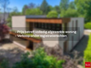 <strong>House Maple: tijdloze architectuur in het groene hart van Koningshof - prijs voor afgewerkte woning & verkoop onder registratierechten<br /></strong><br />In het gegeerde Koningshof in Schoten verrijst House Maple; een uitzonderlijke woning waar modernistische architectuur en natuur naadloos in elkaar overvloeien. Op slechts enkele minuten van het dorpscentrum geniet u van een ideale combinatie van rust en bereikbaarheid, met winkels, ambachtelijke bakkers, restaurants, sportfaciliteiten en scholen binnen handbereik.<br /><br />House Maple biedt de unieke mogelijkheid om samen met Maison Osaïn de verdere afwerking van de woning vorm te geven, volledig afgestemd op uw levensstijl en woonwensen.<br /><br />Deze realisatie van Maison Osaïn belichaamt een visie waarin architectuur, duurzaamheid en esthetiek elkaar versterken. Met respect voor de bestaande structuur werd een eigentijdse woonomgeving gecreëerd die zich op subtiele wijze onderscheidt binnen haar groene context.<br />De architectuur wordt gekenmerkt door een harmonieuze combinatie van baksteen en licht hout, krachtige geometrische lijnen en een uitgepuurde vormentaal. Grote raampartijen brengen overvloedig daglicht binnen en creëren een voortdurende wisselwerking tussen interieur en landschap. Het resultaat is een woning die rust, warmte en verfijning uitstraalt.<br /><br />Bij het betreden van de woning wordt u meteen verwelkomd door de indrukwekkende vide die zorgt voor een uitzonderlijk ruimtegevoel en een prachtige lichtinval. <br />De inkomhal beschikt over een vestiaire en een afzonderlijk gastentoilet. Op het gelijkvloers bevindt zich tevens een veelzijdige kamer met aangrenzende douchekamer, ideaal als bureau, gastensuite of praktijkruimte.<br />De leefruimte vormt het hart van de woning en biedt een panoramisch zicht op het omliggende groen. De hoge glaspartijen zorgen voor een voortdurend spel van licht en schaduw, terwijl de harmonica-deuren een natuurlijke overgang creëren naar het terras, afgewerkt met karaktervolle flagstones.<br />Aansluitend bevindt zich de royale leefkeuken met eetruimte, eveneens volledig georiënteerd op de tuin. Een praktische berging sluit aan op de keuken en is zowel intern als via de zij-ingang bereikbaar.<br /><br />De tuin vormt een verlengstuk van de woonbeleving. Hier geniet u in alle privacy van de rust onder de bestaande bomen of op het overdekte terras.<br /><br />Op de eerste verdieping geeft een ruime overloop toegang tot drie slaapkamers en een open bureauruimte die uitkijkt op de vide. De master suite beschikt over een dressing en ensuite badkamer. De overige slaapkamers delen een tweede badkamer. De bureauruimte is bovendien voorzien van een apart toilet en een praktische berging.<br /><br />Ook op technisch vlak voldoet House Maple aan de hoogste hedendaagse normen. De woning wordt uitgerust met een energiezuinige elektrische warmtepomp in combinatie met vloerverwarming op zowel het gelijkvloers als de verdieping, aangevuld met een geïntegreerd systeem voor verwarming en koeling. Zonnepanelen dragen bij aan een duurzame energievoorziening, terwijl de voorbereiding voor een laadpaal inspeelt op de mobiliteit van morgen. Dankzij een geavanceerd domoticasysteem worden comfort, gebruiksgemak en energiebeheer moeiteloos met elkaar verbonden. In combinatie met het ventilatiesysteem type D resulteert dit in een uiterst aangenaam en gezond binnenklimaat.