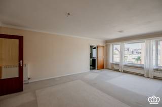<h2><span>A pleasant and bright 2-bedroom apartment with a favorable EPC B rating in a prime location in Schoten!</span></h2><h3><span>LAYOUT</span></h3><p><span>The stairs lead to the first floor, where the apartment is located. The entryway features a guest restroom and provides access to the bright living area and the separate, fully equipped kitchen. The apartment also includes two full-sized bedrooms, one of which opens onto the sunny balcony. The bathroom is equipped with a sink and a bathtub with a shower screen. Finally, the apartment has a practical storage room housing the natural gas-fired boiler.<br />As an added bonus, a spacious private basement storage unit is included.</span></p><h3><span>LOCATION</span></h3><p><span>Peaceful living with all amenities within easy reach. This apartment is located in a pleasant residential neighborhood near the center of Schoten, within walking distance of shops, schools, restaurants, and public transportation.<br />For those who enjoy walking, biking, and jogging, both Schoten Municipal Park and Vordenstein Park are nearby. The towpaths along the Albert Canal and various nature reserves are also just a short bike ride away. Thanks to the convenient connection to Antwerp and the main access roads, you’ll also enjoy excellent accessibility.</span></p>