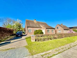 Deze open bebouwing, gebouwd in 1986, is gelegen in een super rustige kindvriendelijke woonwijk met het centrum van Evergem en de belangrijkste invalswegen om de hoek (wandel- en fietsafstand)! Met 4 ruime slaapkamers, een gezellige leefruimte &amp; een mooie zonnige tuin op een totaal perceel van 737m² komt u zowel binnen als buiten geen ruimte te kort ! <br />Op de benedenverdieping bevinden zich 2 slaapkamers, de nette badkamer en nog een handige inpandige garage met wasplaats. De extra zolderruimte kan nog verder afgewerkt worden tot 5de slaapkamer of multifunctionele ruimte indien gewenst ! <br /><br />Met een EPC-score van 261kWh m2/jaar beschikt U als koper over een zeer degelijke energieprestatie. In 2025 werd de CV-ketel op aardgas reeds vernieuwd! <br /><br />Indeling: inkomhal, apart toilet, leefruimte bestaande uit eet- en zithoek, nette keuken, 2 volwaardige slaapkamers, badkamer met bad, douche &amp; toilet en de inpandige garage. <br />1ste verdieping: 2 slaapkamers en de zolderruimte (mogelijkheden!)<br /><br />Meer info of een bezoek? Stuur gerust een e-mail naar hallo@wijsvastgoed.be, dan bellen wij u op voor een WIJS bezoek !