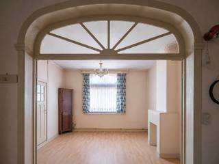 <p>Te renoveren woning met groot potentieel en karaktervolle gevel nabij Station Gent-Sint-Pieters<br /><br />Karakter, ruimte en mogelijkheden. Deze te renoveren woning combineert een authentieke gevel met een verrassend ruim interieur en een uitstekende ligging.<br /><br />Hoge plafonds, grote raampartijen en originele architecturale elementen creëren een aangenaam gevoel van licht en ruimte. Mits een grondige renovatie kan deze woning uitgroeien tot een stijlvolle woning met vier slaapkamers. Ook als investering biedt deze eigendom interessante perspectieven.<br /><br />Dankzij de nabijheid van Station Gent-Sint-Pieters is ze uitermate geschikt voor verhuur of als aankoop voor ouders van studerende kinderen.<br /><br />Een eigendom waar karakter en potentieel hand in hand gaan.</p>