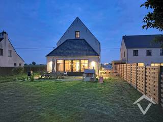 Deze alleenstaande woning is gelegen op een grondoppervlakte van 715 m² in de Mollestraat te Zarren (Kortemark).<br /><br />Deze tot in de puntjes afgewerkte instapklare woning heeft een bewoonbare oppervlakte van 295 m² en bestaat uit: <br /><br />Gelijkvloers: inkomhal - toilet - berging - wasplaats met op maat gemaakte inbouwkasten - bureau - keuken - leefruimte met zicht op het terras en de tuin.<br /><br />Op 1ste verdiep: nachthal - toilet - master bedroom met dressingruimte en badkamer - 2 slaapkamers - badkamer - zolderruimte die kan ingericht worden als hobbykamer.<br /><br />Op 2de verdiep: technische ruimte - slaapkamer met doucheruimte - polyvalente ruimte - toilet.<br /><br />De belangrijkste specificaties van de woning & bouwperceel zijn:<br />- Stijl woning : landelijk;<br />- Type woning : open bebouwing;<br />- Bewoonbare oppervlakte (gelijkvloers & verdieping samen): 295 m²<br />- Oppervlakte perceel : 715 m²<br />- Stijlvolle & ruime woning met vergunning voor een zwembad en bijgebouw<br />- EPC label A (15 zonnepanelen en thuisbatterij)<br />- Kwaliteitsvolle, duurzame & klassevolle materialen;<br /><br />Locatie:<br />- Landelijk gelegen met uitgestrekt landelijk vergezicht.