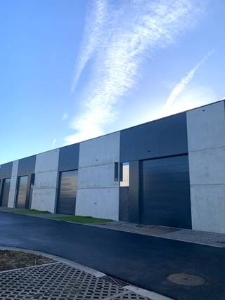 KMO Unit te huur van 457 m² met een lengte van 25 m en een breedte van 18 m en een vrije hoogte van 6,80 m. Er zijn 2 elektrische poorten met...