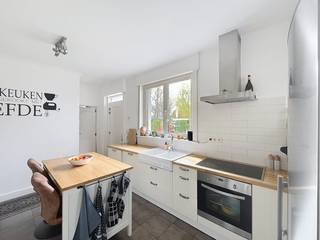 Deze goed onderhouden woning in Sint-Pieters biedt een praktische indeling en voldoende ruimte voor verschillende gezinsvormen. De ligging is...