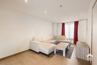 <p>Op zoek naar een <strong>gerenoveerde, instapklare woning</strong> op <strong>toplocatie in Gijzegem, nabij Aalst</strong>?</p>
<p>Deze woning biedt comfort, ruimte en een uitstekende ligging. Scholen, supermarkten en andere dagelijkse voorzieningen bevinden zich in de nabije omgeving. Ook het openbaar vervoer is vlot bereikbaar, waardoor u zich gemakkelijk verplaatst naar Aalst en omliggende gemeenten.</p>
<p>Met een <strong>EPC-label C</strong> is de woning energiezuinig. Op het gelijkvloers bevindt zich een ruime en lichtrijke leefruimte met open keuken, waar u dankzij het aangename zicht op de tuin in alle rust kunt genieten van het dagelijkse leven. </p>
<p>Op de bovenverdieping bevinden zich <strong>twee ruime slaapkamers</strong>. Daarnaast beschikt de woning over een aparte wasruimte en een praktische berging, ideaal om alles netjes en georganiseerd te houden.</p>
<p>Bent u op zoek naar een instapklare woning met een gunstige ligging en alle comfort binnen handbereik? Dan is deze woning zeker een bezoek waard!</p>
<p><strong>Interesse? Contacteer ons vandaag nog om een bezoek in te plannen via 053 41 40 25 of </strong><strong>living@era.be</strong><strong>!</strong></p>