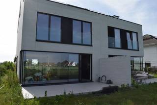 Mooie perceel grond voor het bouwen van een half - open bebouwing.<br /><br />Lot 2: Opp.+/- 353 m² prijs: €155.000<br /><br />FORMULE WATER- EN WINDDICHT:<br />- Ruwbouwwerken<br />- Timmerwerken<br />- PVC ramen met beglazing kw 1.0<br />- Dak- &amp; zinkwerken<br />_________________<br />= € 223.674 excl. btw<br /><br />OPTIE AFWERKING:<br />- Elektriciteit en ventilatie<br />- Chape -en vloerisolatie<br />- Pleisterwerken<br />- Sanitaire werken ( HW toestellen = € 4.000 excl. btw )<br />- Warmtepomp lucht/water ( Viessmann )<br />- Bevloering ( HW vloer : 35€/m² HW plinten : 12.50€/lm HW wandtegels : 25€/m² )<br />- Keukeninstallatie ( HW = € 8.000 excl. btw)<br />- Binnen schrijnwerk<br />- Voegwerken<br />- Blowerdoortest<br />- Zonnepanelen 8st. ( 435 Wp )<br />_________________<br />= € 100.491 excl.btw<br /><br />WIJ BOUWEN OOK A LA CARTE<br />Opties zijn mogelijk tot net voor " Normale Bewoonbaarheid" (volgens aannemingsovereenkomst)<br />Informeer naar onze interessante HUISRUIL-FORMULE<br /><br />zie ook : WWW.SPEYBROECK.BE<br />Bel 0473 300 700 of GRATIS 0800 15 700