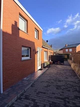 Welkom in deze charmante woning in Stekene met veel potentieel. Dit huis staat op een mooi perceel van 657m². De tuin loopt volledig rondom de woning.Op het gelijkvloers heb je naast de inkomhal, een zeer ruime leefruimte, een aparte keuken met aansluitend nog een eetplaats.Verder heb je op het gelijkvloers al een eerste ruime badkamer met bad, douche, en toilet.Op de verdieping heb je alvast 2 slaapkamers, en mogelijkheid tot inrichten van 4 kamers.Daarnaast is er op deze verdieping een 2e douchekamer die ook nog een toilet heeft.De woning heeft ook een ruime garage, en naast de woning is er nog een lange oprit waar je nog extra wagens kan parkeren.Vanuit de garage heb je toegang tot de kelder en nog een opbergzolder.Dit is een perfecte kans voor koper die ruimte en mogelijkheden zoeken om hun droomwoning naar eigen wens in te richten.De ligging in centrum Stekene maakt het gemakkelijk bereikbaar en biedt goede bereikbaarheid naar de regio toe.Bezoeken op afspraak via 03 / 779 69 29 of contact@eberhardvastgoed.be