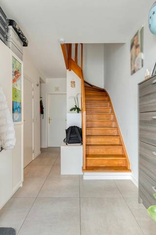 Gelegen aan de Grimaldilaan 180 in Stabroek geniet deze woning een ideale en rustige ligging, doch vlakbij alle belangrijke voorzieningen zoals scholen, winkelgelegenheid, etc. <br /><br />De woning die we te koop aanbieden is volledig instapklaar en had een algemene renovatie in 2015. Verder werden het dak en de ketel recent vernieuwd. <br /><br />We betreden de woning via de inkomhal, met aansluitend de garage en een apart gastentoilet. De garage is bijzonder handig en biedt plaats aan een wagen/opslag, met bovendien nog een autostaanplaats ervoor.<br /><br />De leefruimte omvat een eet- en zitgedeelte en geniet dankzij de grote raampartijen van veel natuurlijk licht. Aansluitend bevindt zich de volledig uitgeruste open keuken. Via het grote schuifraam is er een aangename verbinding met de tuin. <br /><br />De eerste verdieping omvat 3 volwaardige slaapkamers. Op deze verdieping bevindt zich ook de badkamer, uitgerust met een wastafel en douche. Tot slot is er nog een praktische bergzolder aanwezig.<br /><br />Diverse<br />- Gunstig EPC: B - 166 kWh/m²<br />- conforme EK<br />- de woning is momenteel verhuurd - eventueel ook interessant als investering <br />- volledig instapklaar <br /><br />Bent u geïnteresseerd in dit charmant huis te koop in Stabroek? Aarzel dan niet om ons te contacteren via 03 666 66 66 of kapellen@dewaele.com. <br />Had u graag een gratis schatting van uw eigendom? Bel ons voor een vrijblijvend gesprek op 03 640 39 10 of mail naar kapellen@dewaele.com.<br /><br />Bestuursmaatregelen in het maatregelenregister: nee
