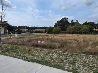 <span>U zoekt een mooi en rustig gelegen perceel voor het bouwen van uw droomwoning in een gezellige, groene omgeving? Deze volledig bouwklare bouwgrond van 512m² (lot 2), geschikt voor een ruime open bebouwing, gelegen in “De Locht”, biedt u alles wat u wensen kunt! Het betreft hier een kleinschalige recente verkaveling aan een nieuwe doodlopende straat in een zeer rustige buurt, omgeven door groen en toch nabij de nodige voorzieningen.</span><br /><br /><span>Deze bouwgrond, gelegen aan de Octavie Ceysensstraat te Hechtel-Eksel, heeft een straatbreedte van 15m en is geschikt voor het bouwen van een ruime open bebouwing met volgende karakteristieken:</span><br /><span>Bouwbreedte 9m + 3m voor de aangrenzende carport.</span><br /><span>Bouwdiepte: 15m op het gelijkvloers en 10m op de verdieping.<br />Vrije dakvorm, kroonlijsthoogte max 6,5m bij een plat dak en max 6.0 m bij een hellend dak met max nokhoogte 11m.<br />Bijgebouwen: 20 m<sup>2</sup></span><br />Nevenfunctie toegelaten.<br /><br />Stedenbouwkundige informatie: Geen vergunning uitgereikt, Woongebied met landelijk karakter, Geen rechterlijke herstelmaatregel of bestuurlijke maatregel opgelegd, Geen voorkooprecht van toepassing, Verkavelingsvergunning.<br /><span>Niet gelegen in watergevoelig openruimtegebied; Watertoets: P: A/G: -.<br />Maatregelenregister: geen          </span><br />              <br /> 