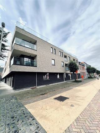 Dit volledig geschillderd appartement is gelegen op de eerste verdieping in het centrum van Melsele met zicht op de Onze-Lieve-Vrouwkerk. U beschikt over een gezellig terras en een ondergrondse garage.U betreedt het appartementencomplex via de algemene inkomhal, zowel via de lift als via de trap bereikt u de inkomdeur van het appartement. De indeling van het volledig geschilderd appartement is als volgt: U betreedt het appartement via de inkomhal met apart toilet en ingemaakte kasten. Verder is er een lichtrijke leefruimte en volledig geïnstalleerde keuken met toegang tot het terras. Twee slaapkamers en een ingerichte badkamer met douche en dubbele lavabo met meubel.Nog enkele troeven van dit appartement: Centrale verwarming op aardgas, hoogwaardige afwerking, volledig geschilderd, ondergrondse garage aan €50,00/maand (verplicht) en lage algemene kosten van €50,00/maand.Het appartement is vrij vanaf 1 december 2026.Interesse? Aarzel zeker niet om ons vrijblijvend te contacteren (verhuur@bebuild.be).
